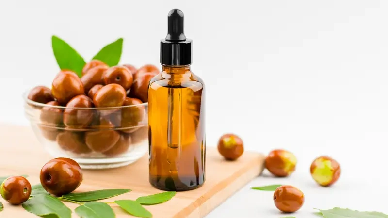 ۱۰ خاصیت مهم روغن جوجوبا برای پوست | فواید، روش مصرف و تاثیرات شگفت‌انگیز روغن جوجوبا